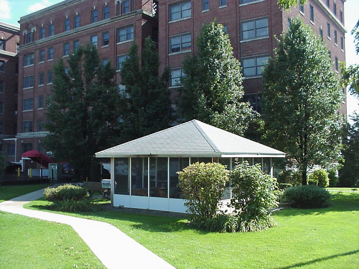 Kellogg Manor Office entrance and parking at east end of building. Handicap access at front door.